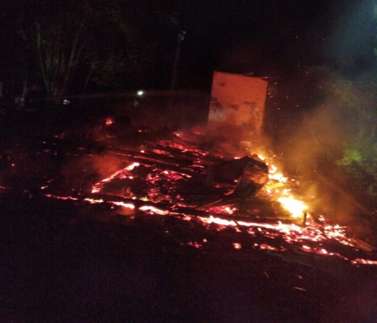 Casal foge pela janela durante incêndio residencial em Vargem