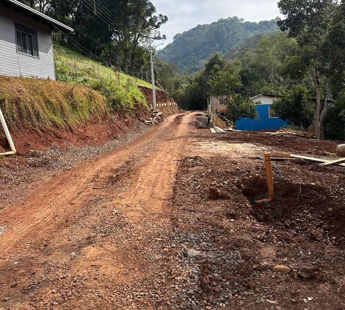 Vereador Jean Calza cobra fiscalização e destaca atraso em obra de pavimentação em Joaçaba