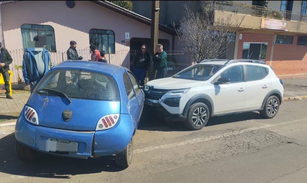 Colisão com três veículos deixa feridos em Curitibanos