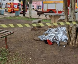 Homem é morto a facadas após briga no centro de Monte Carlo
