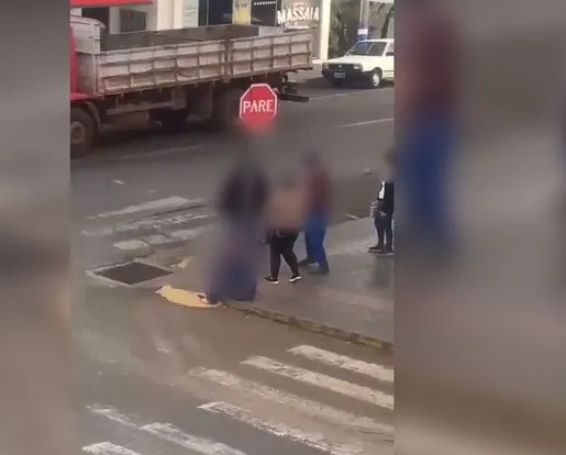 Tentativa de feminicídio: Homem ataca a ex-namorada na rua com barra de ferro no Oeste