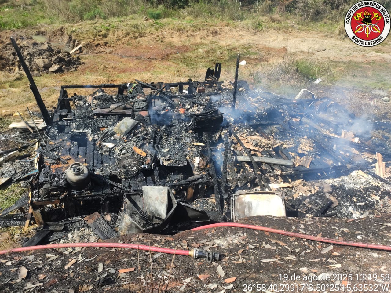 Incêndio destrói residência e deixa duas mulheres passando mal em Santa Cecília