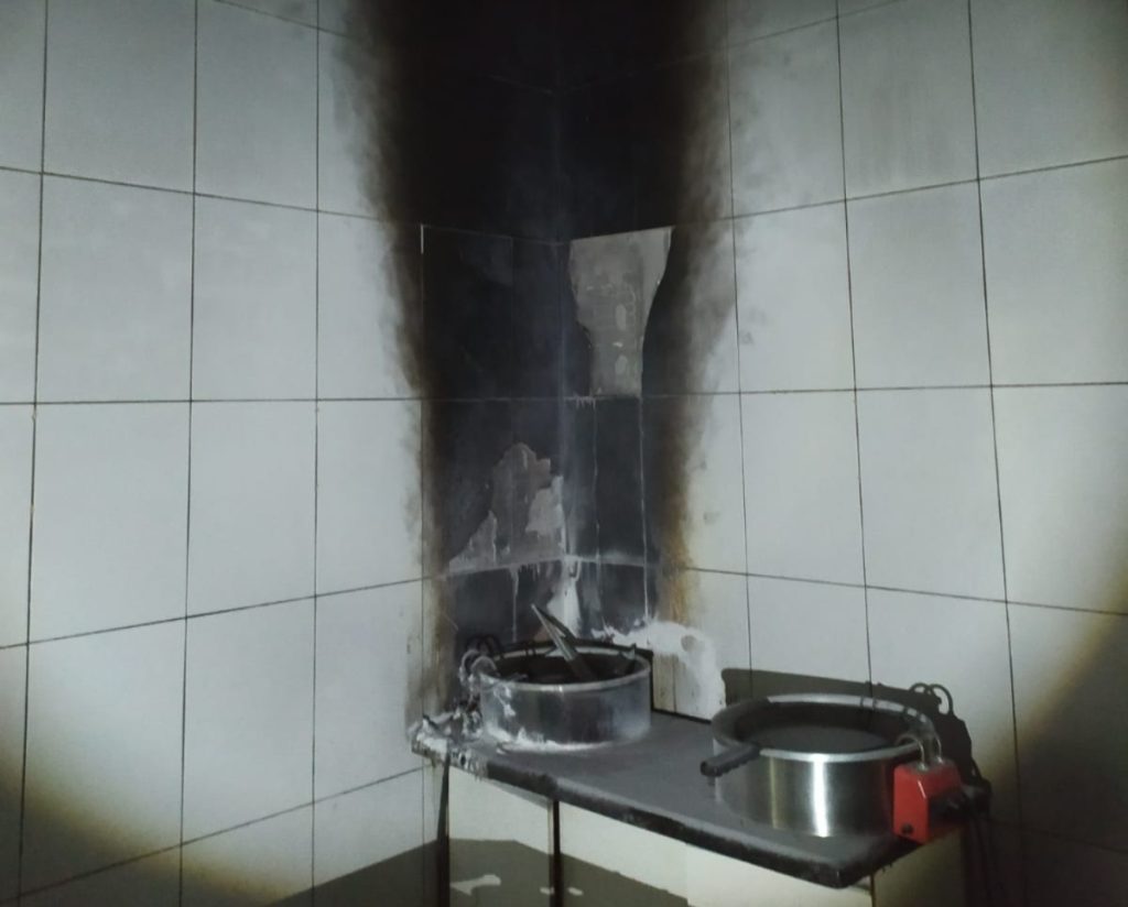 Incêndio na cozinha da rodoviária de Joaçaba mobiliza bombeiros na madrugada