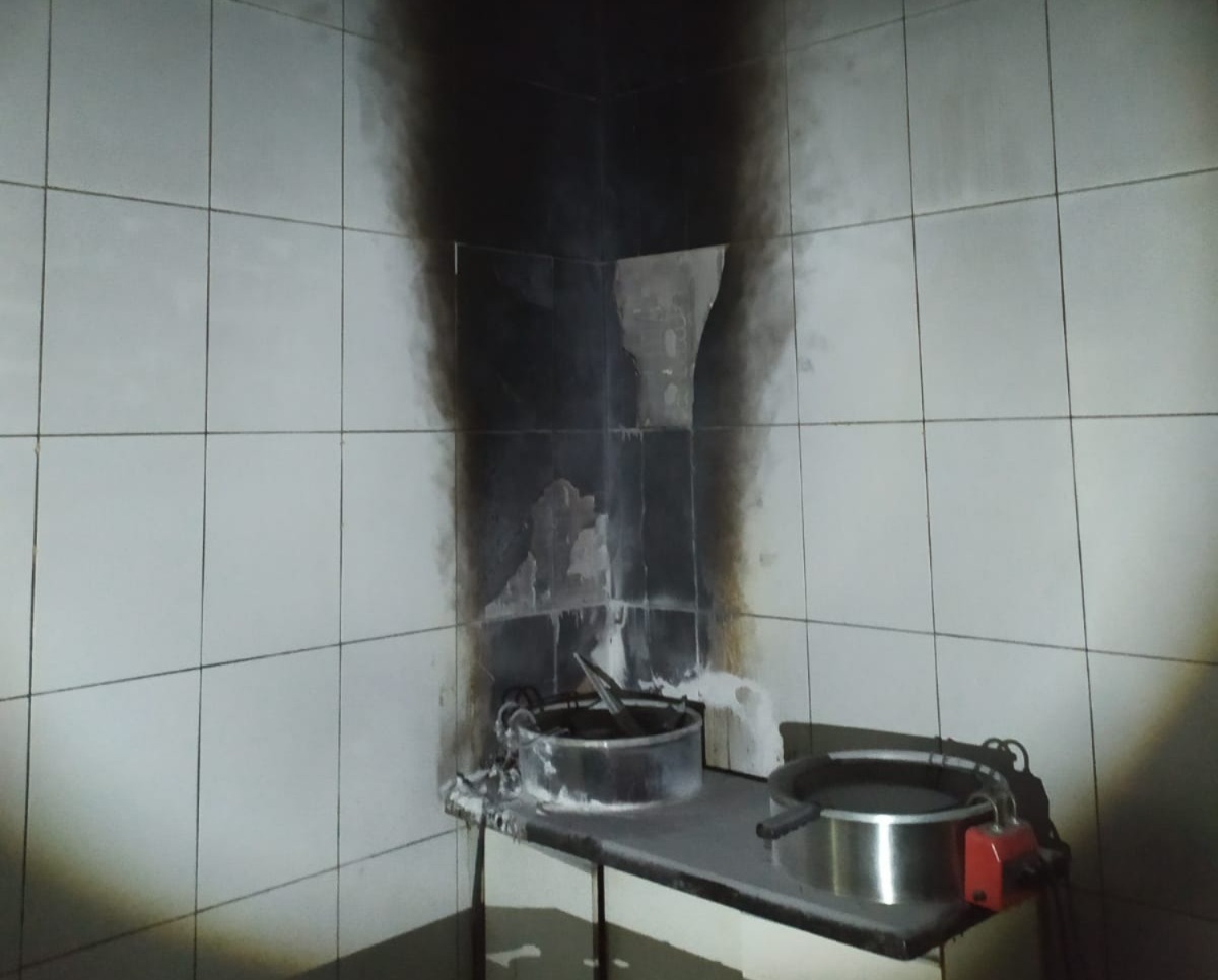 Incêndio na cozinha da rodoviária de Joaçaba mobiliza bombeiros na madrugada