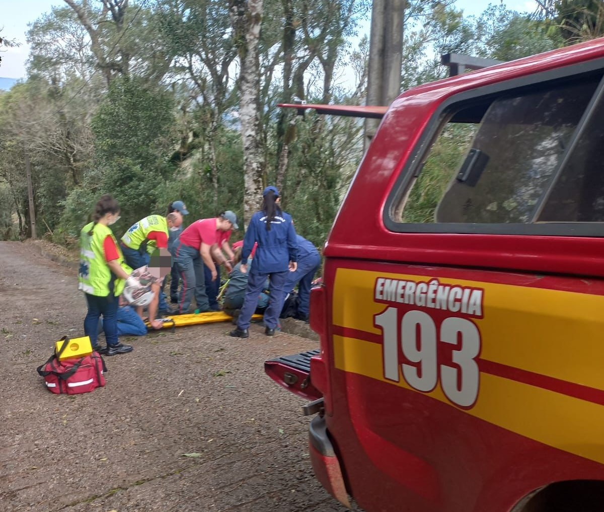Homem sofre acidente de parapente em Tangará e é socorrido pelos bombeiros