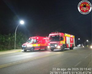 Jovem fica ferido em colisão entre moto e caminhão na SC-135 em Rio das Antas