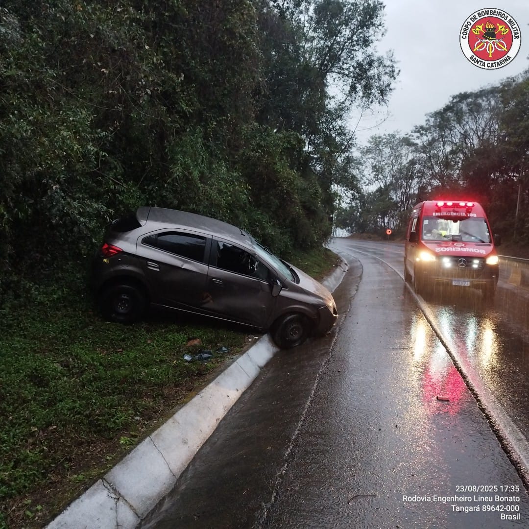 Mulher fica ferida em saída de pista na SC-453 em Tangará
