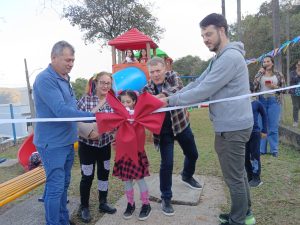Associação de Moradores comemora instalação de parque infantil no Bairro Monte Belo