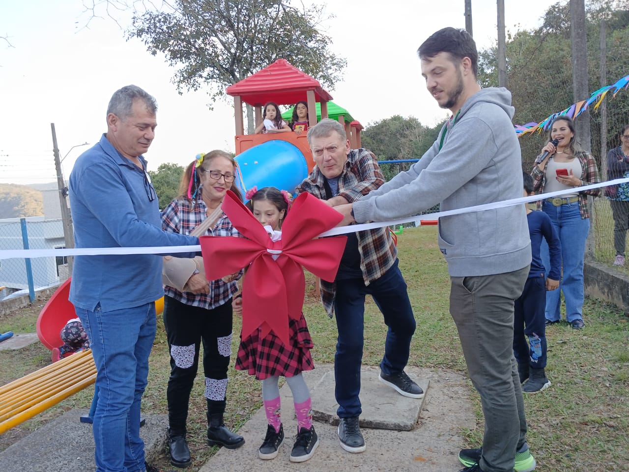 Associação de Moradores comemora instalação de parque infantil no Bairro Monte Belo