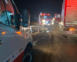 Motociclista fica ferido em colisão envolvendo caminhão em Campos Novos