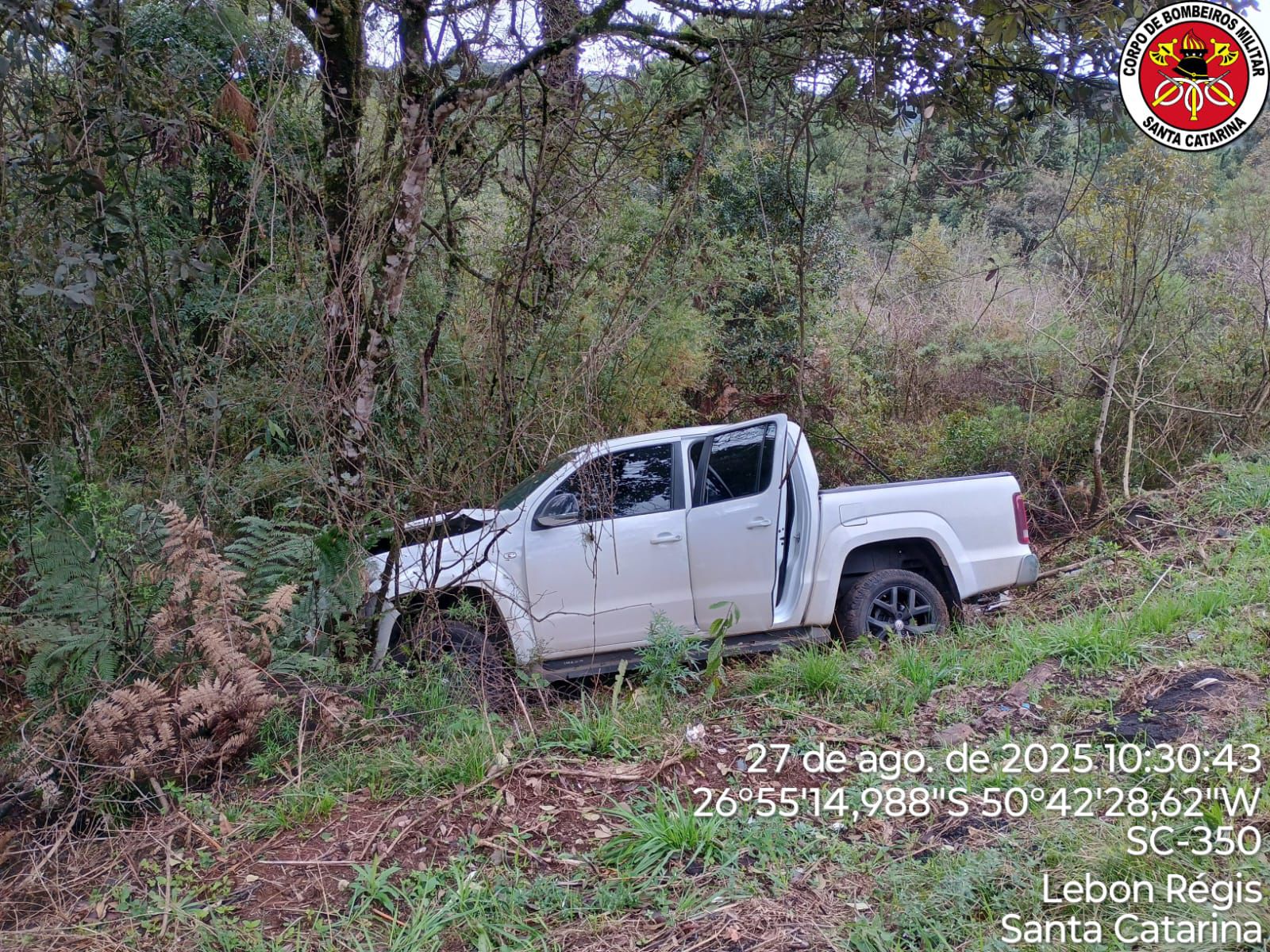 Caminhonete sai da pista após colisão traseira na SC-350
