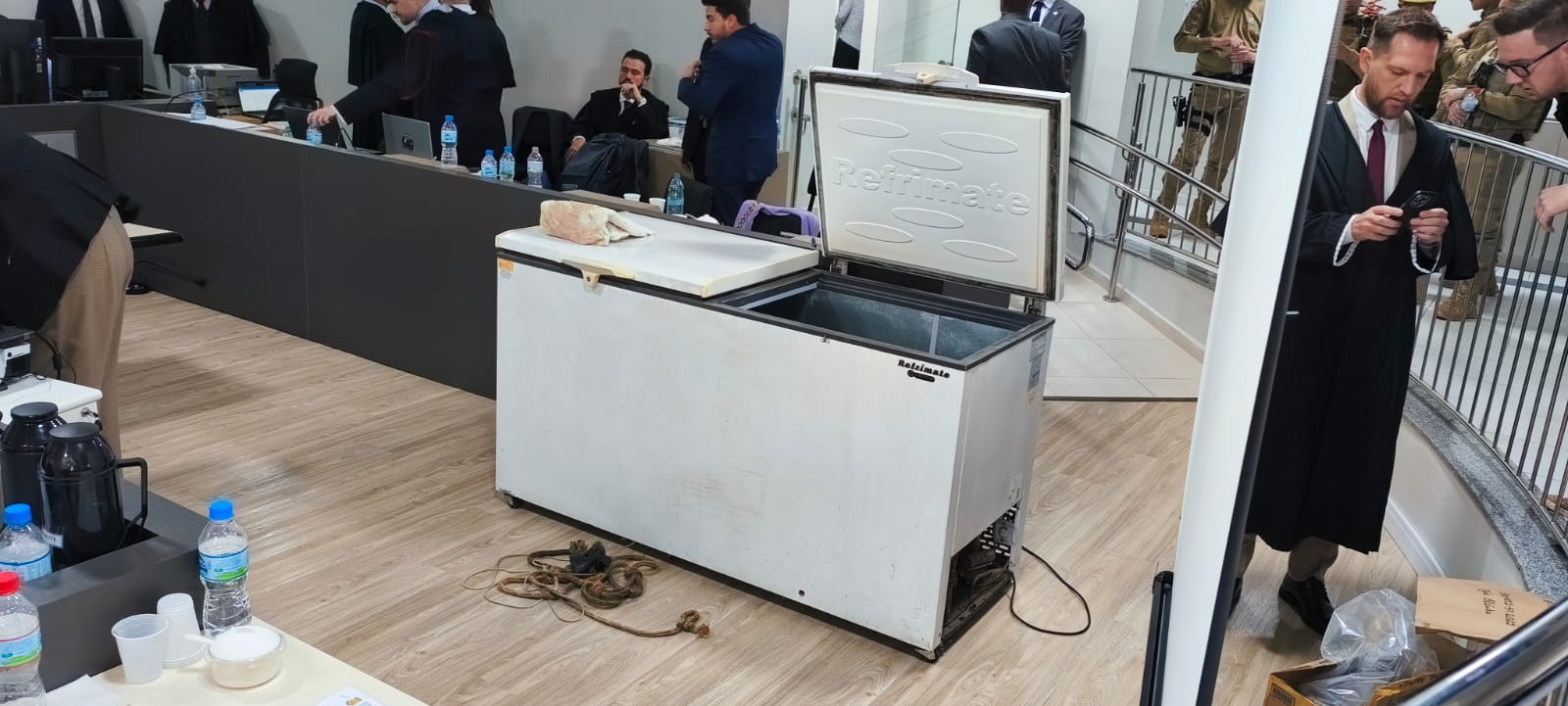 Fotos: Freezer onde corpo de Valdemir foi escondido é levado para júri de Claudia