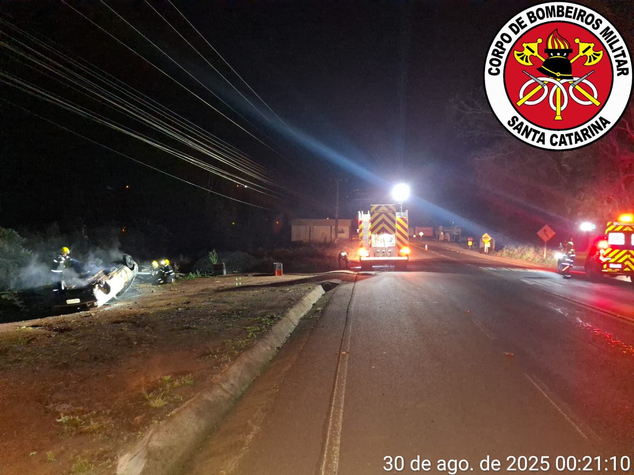 Veículo capota e pega fogo após acidente em Pinheiro Preto
