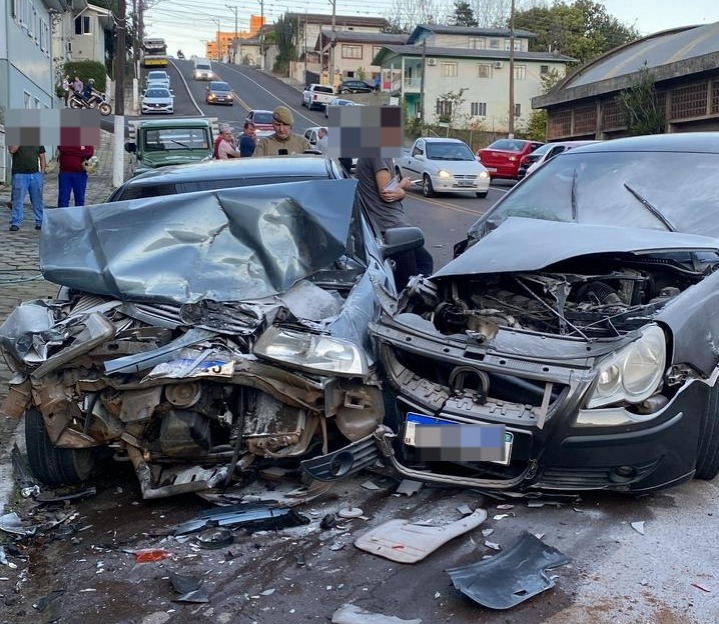 Acidente em Luzerna envolve cinco veículos e causa princípio de incêndio