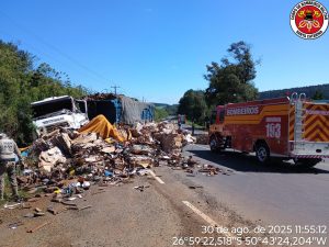 Colisão entre caminhões deixa dois feridos na SC-355, no trecho da “Curva da Mula”