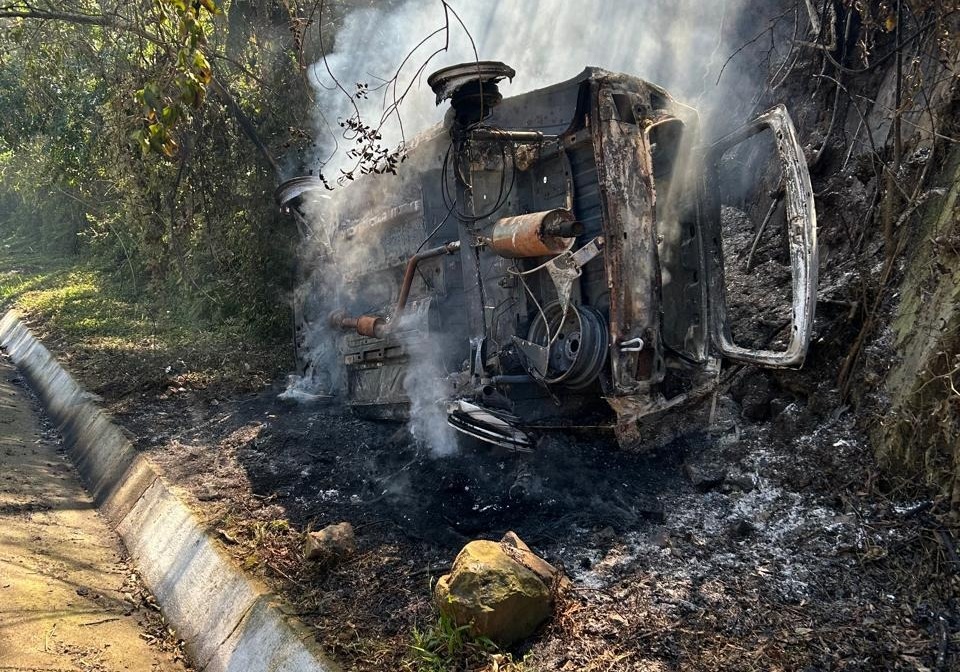 Veículo sai da pista e pega fogo na SC-453 em Ibicaré