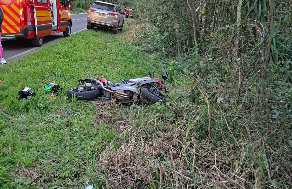 Motociclista fica ferido após sofrer queda em Ipira