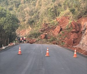 Deslizamento de barranco bloqueia rodovia e atinge veículo na região