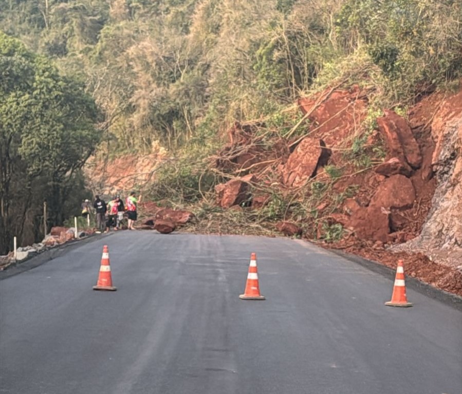 Deslizamento de barranco bloqueia rodovia e atinge veículo na região