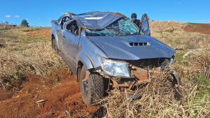 Caminhonete sai da pista, capota e deixa idoso ferido na SC-451