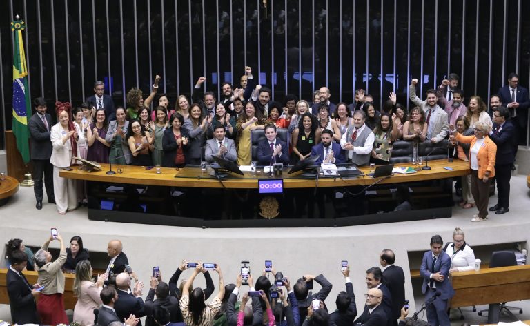 Câmara aprova projeto conhecido como “adultização de crianças”