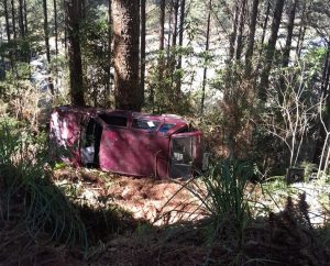 Homem fica preso em carro após capotamento e somente é encontrado horas depois em Campos Novos