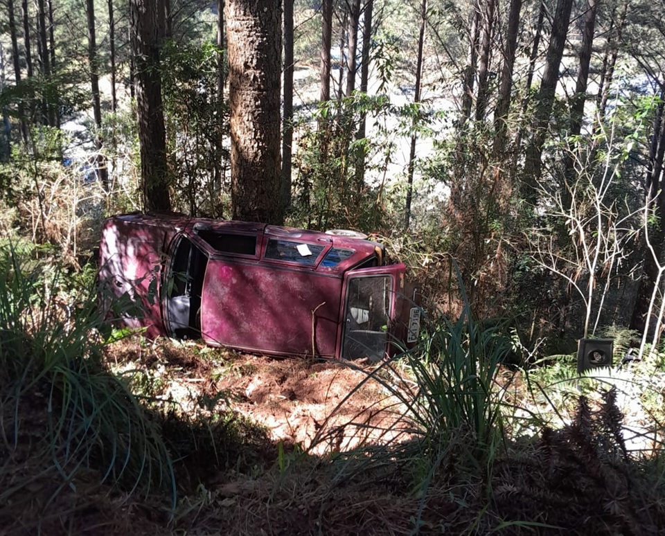 Homem fica preso em carro após capotamento e somente é encontrado horas depois em Campos Novos
