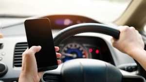Quase 50 mil motoristas em SC foram multados por uso de celular ao volante em 2025