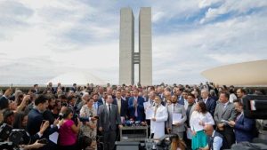 Flávio Bolsonaro sugere “pacote da paz” com anistia e impeachment de Moraes