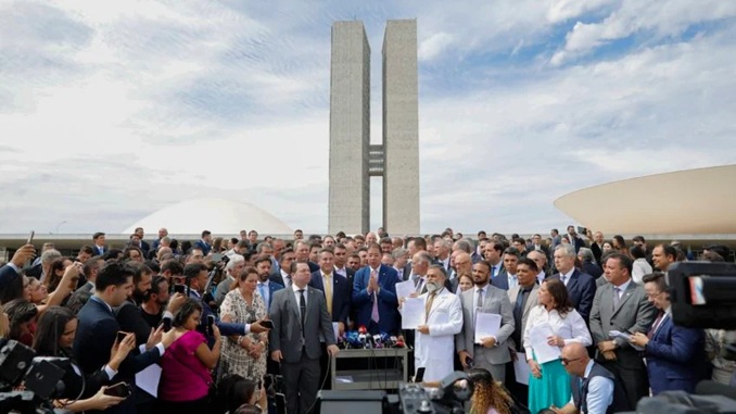 Flávio Bolsonaro sugere “pacote da paz” com anistia e impeachment de Moraes