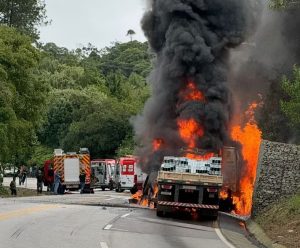 Acidente entre três veículos deixa 1 morto e 5 feridos na BR-282