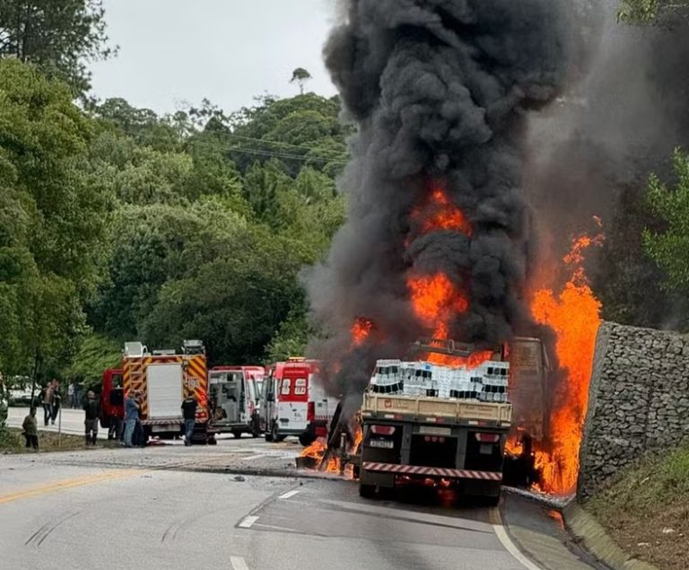 Acidente entre três veículos deixa 1 morto e 5 feridos na BR-282