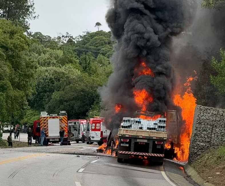Acidente entre três veículos deixa 1 morto e 5 feridos na BR-282