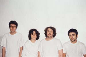 Sophia Chablau e Uma Enorme Perda de Tempo: experimentação, afeto e caos organizado no cenário independente brasileiro