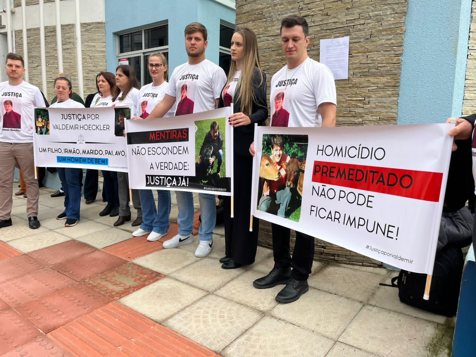Caso do freezer: Familiares e amigos acompanham julgamento e levam cartazes para manifestações