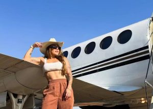 Avião da cantora Lauana Prado faz pouso de emergência em Goiânia