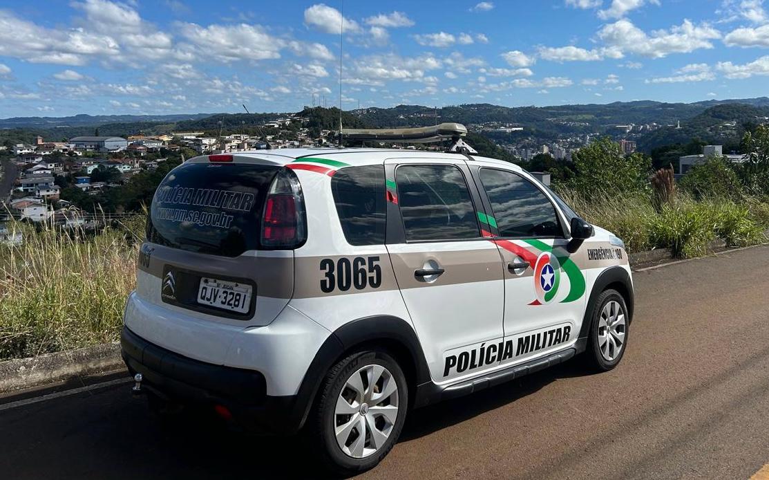 Homem é preso em Joaçaba após tentar invadir casa da ex com uma foice