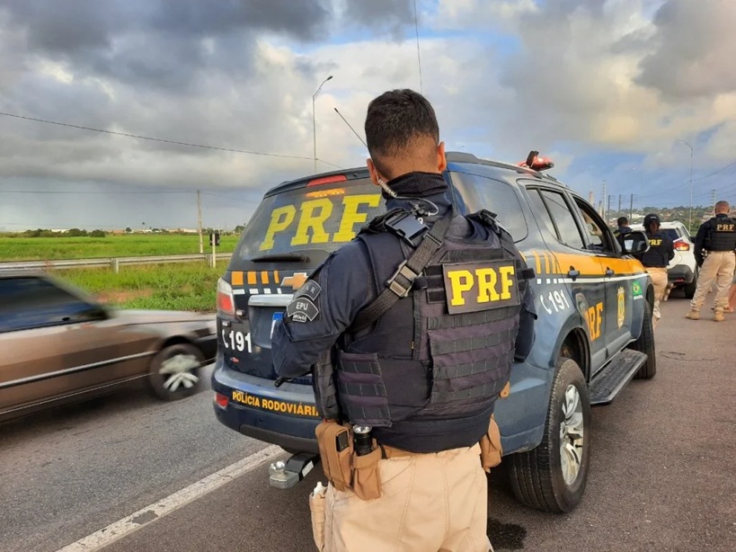 Caminhoneiro é atingido por disparo de arma de fogo após discussão de trânsito na BR-470