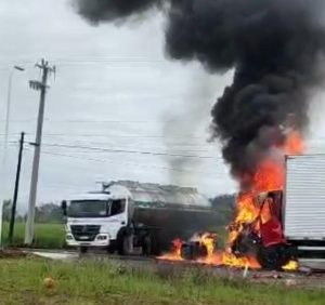 Colisão entre dois caminhões termina com incêndio em veículo no Oeste