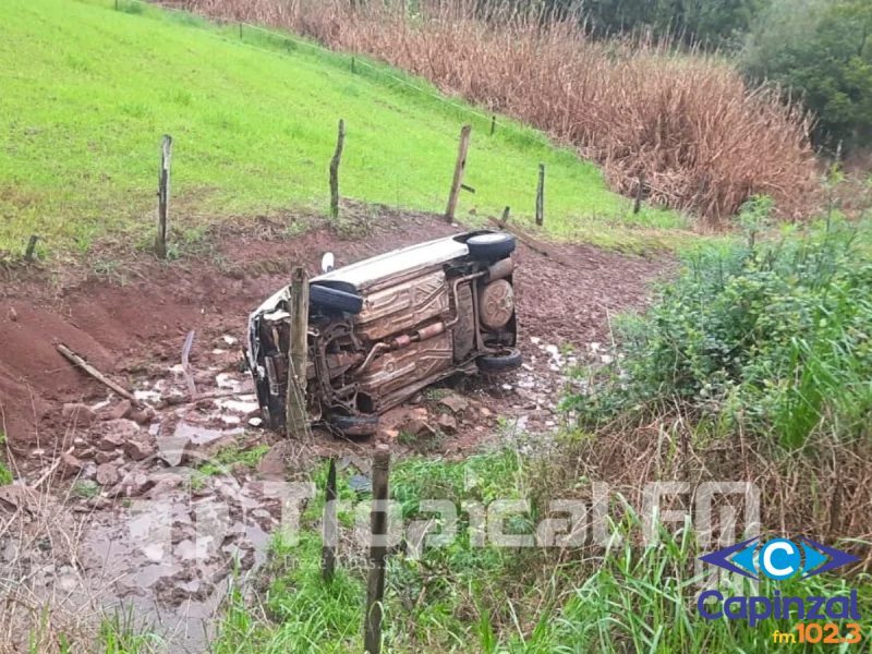 Motorista é encontrado morto dentro de carro tombado em Treze Tílias