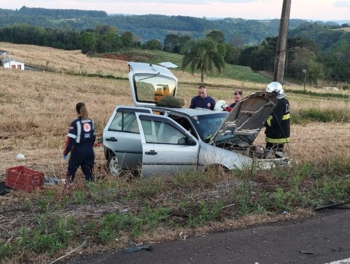 Colisão entre dois carros deixa quatro pessoas feridas na SC-355