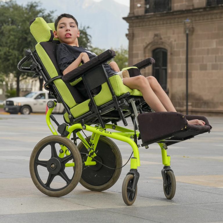 Mãe de menino com paralisia conta como está o tratamento pioneiro realizado no México