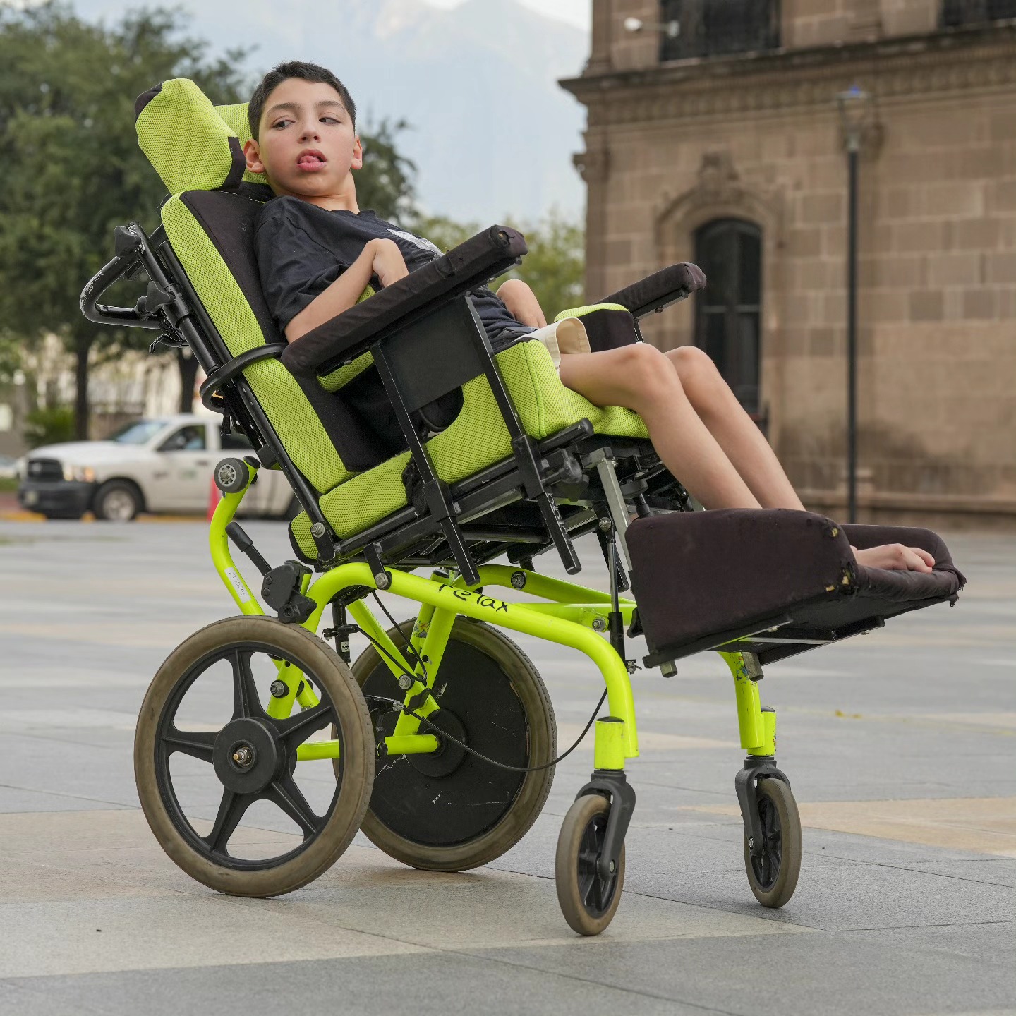 Mãe de menino com paralisia conta como está o tratamento pioneiro realizado no México