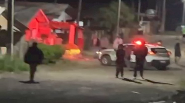 Ataque a tiros deixa homem morto e outro ferido em Lebon Régis; suspeito seria adolescente