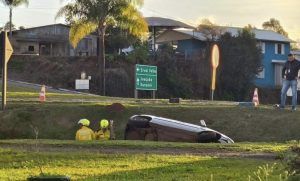 Motorista fica ferido após carro tombar e cair em vala em Erval Velho