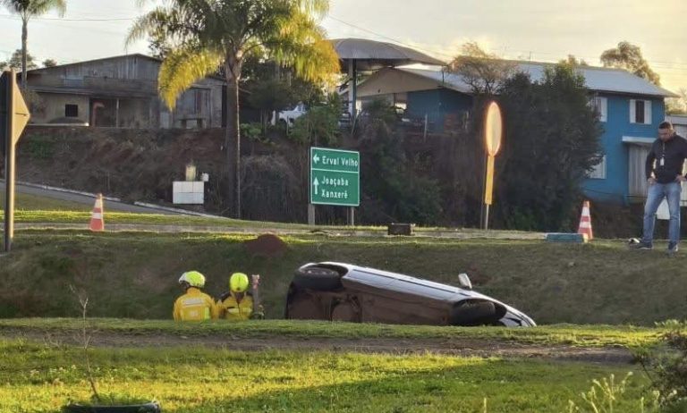 Motorista fica ferido após carro tombar e cair em vala em Erval Velho