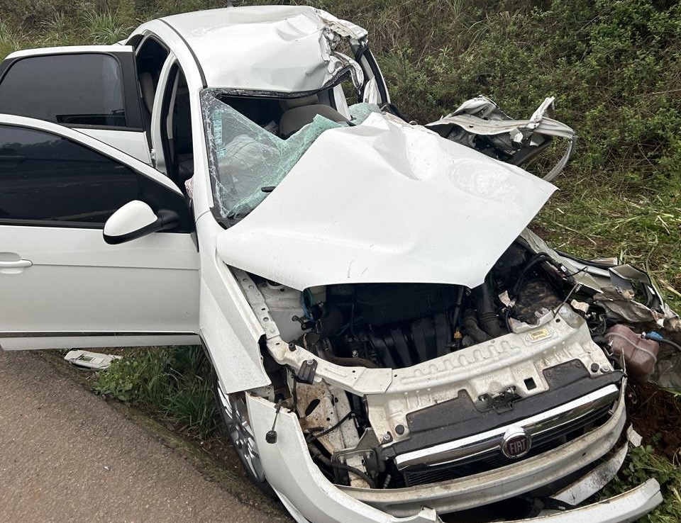 Colisão entre carro e caminhão deixa feridos na BR-282 em Erval Velho