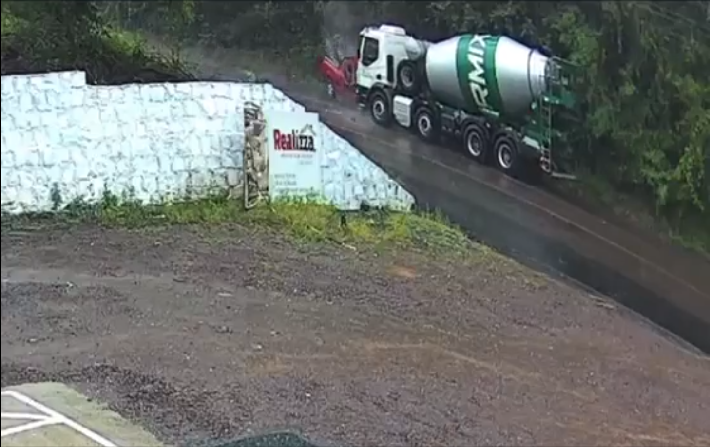 Vídeo: Motorista fica preso às ferragens após colisão entre utilitário e caminhão em Concórdia