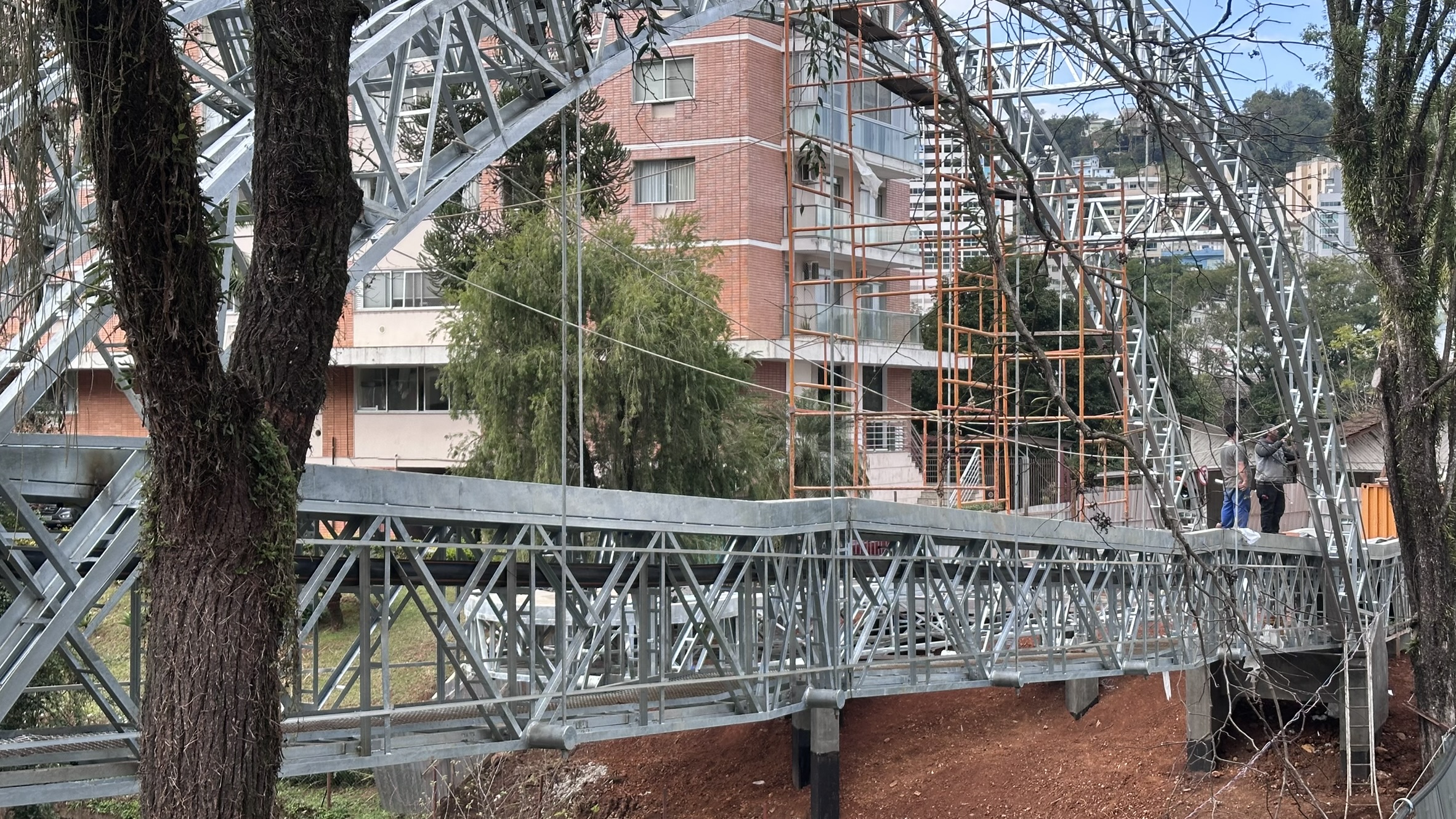 Obra da Passarela da Ilha se arrasta há mais de um ano em Joaçaba