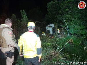 Caminhão tomba e motorista fica preso às ferragens na SC 464